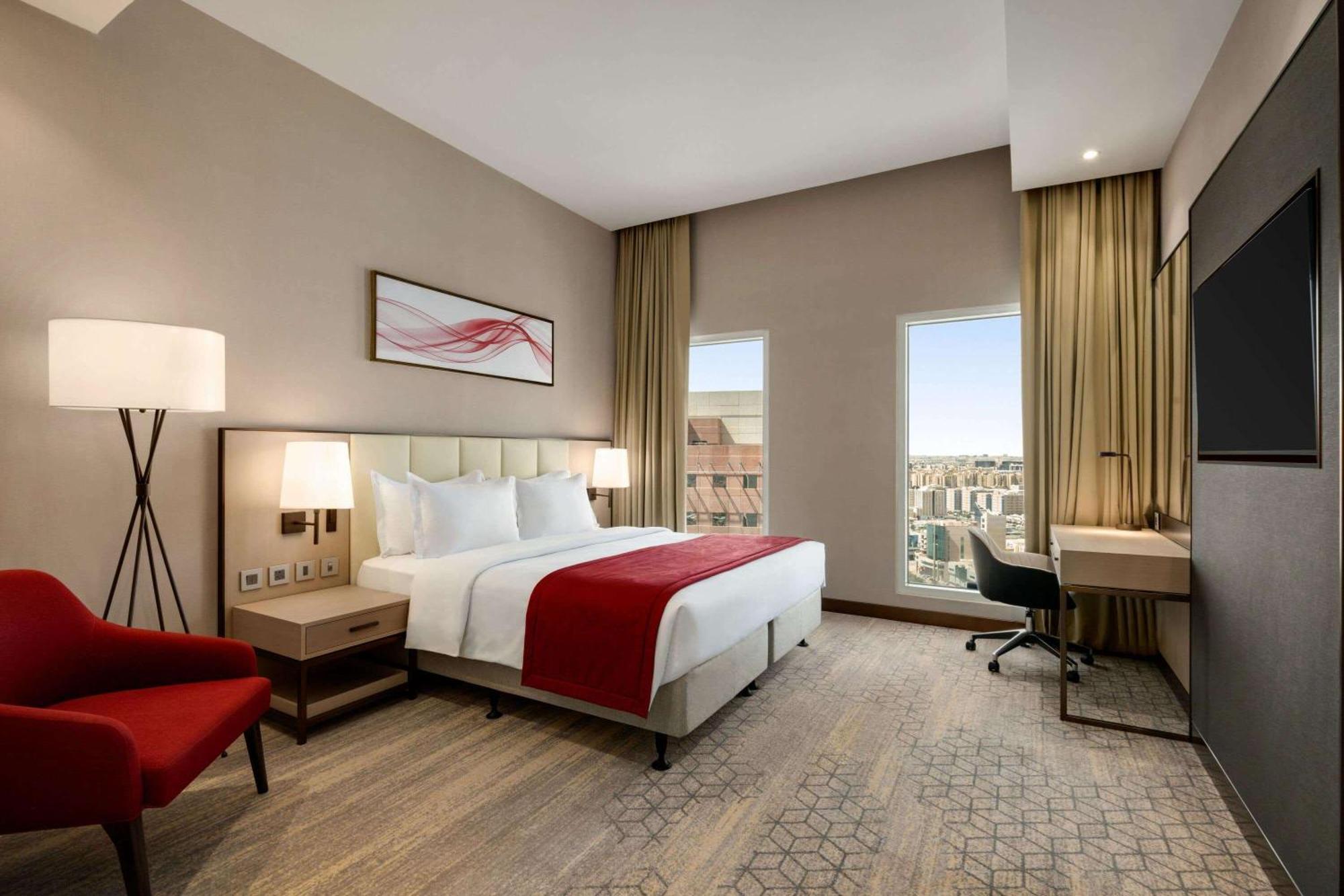 Ramada By Wyndham Riyadh King Fahd Road Kültér fotó A guest room at the Hilton Garden Inn, London Heathrow