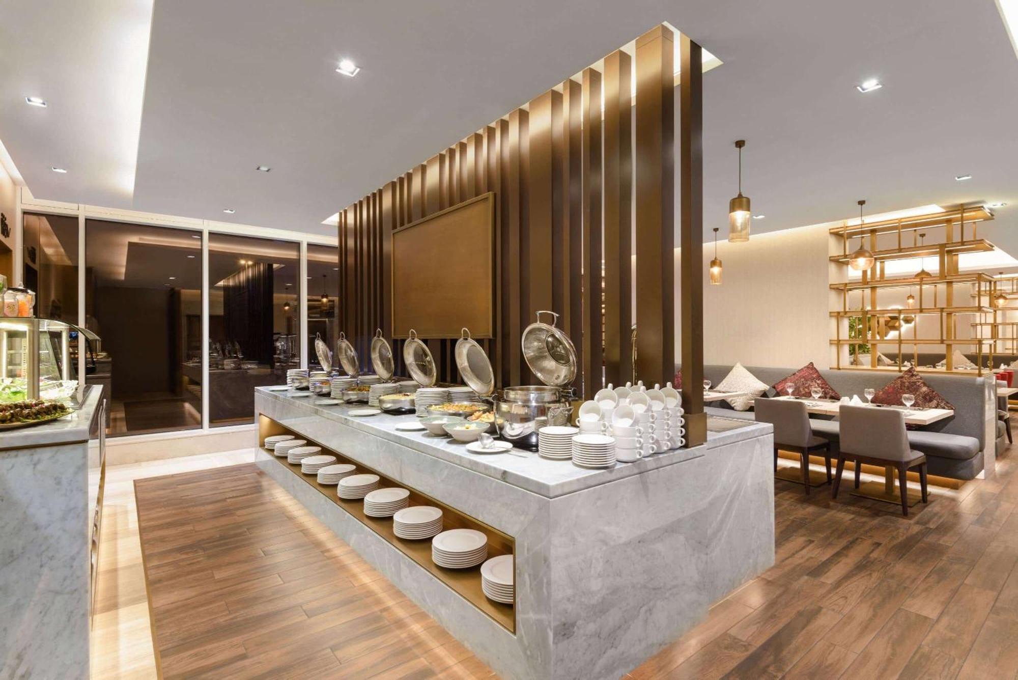 Ramada By Wyndham Riyadh King Fahd Road Kültér fotó The restaurant