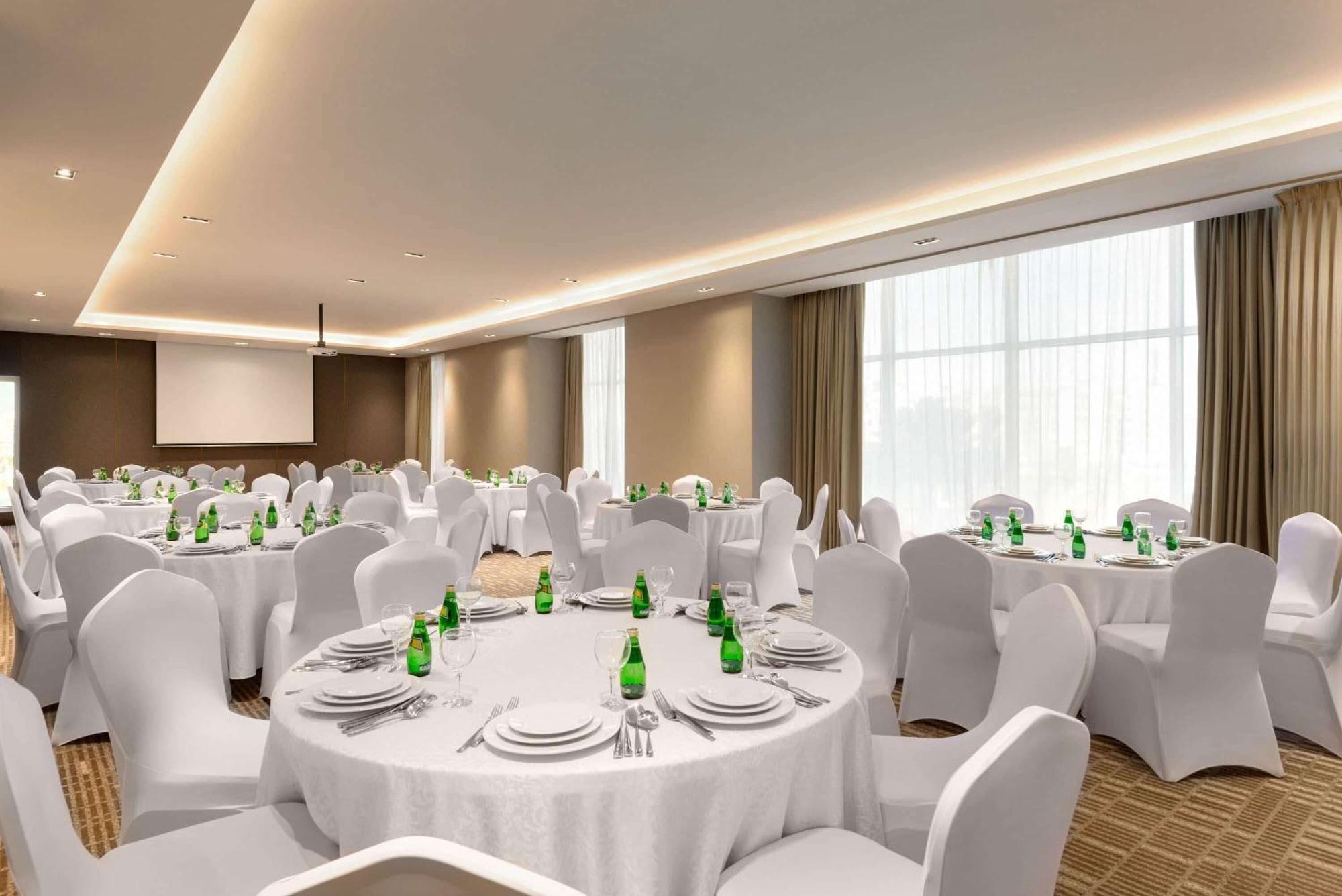 Ramada By Wyndham Riyadh King Fahd Road Kültér fotó A typical banquet hall