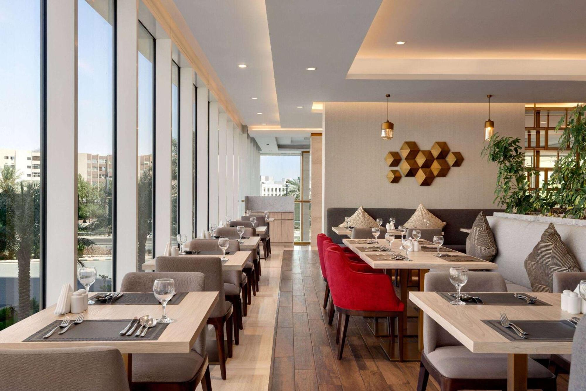 Ramada By Wyndham Riyadh King Fahd Road Kültér fotó The restaurant