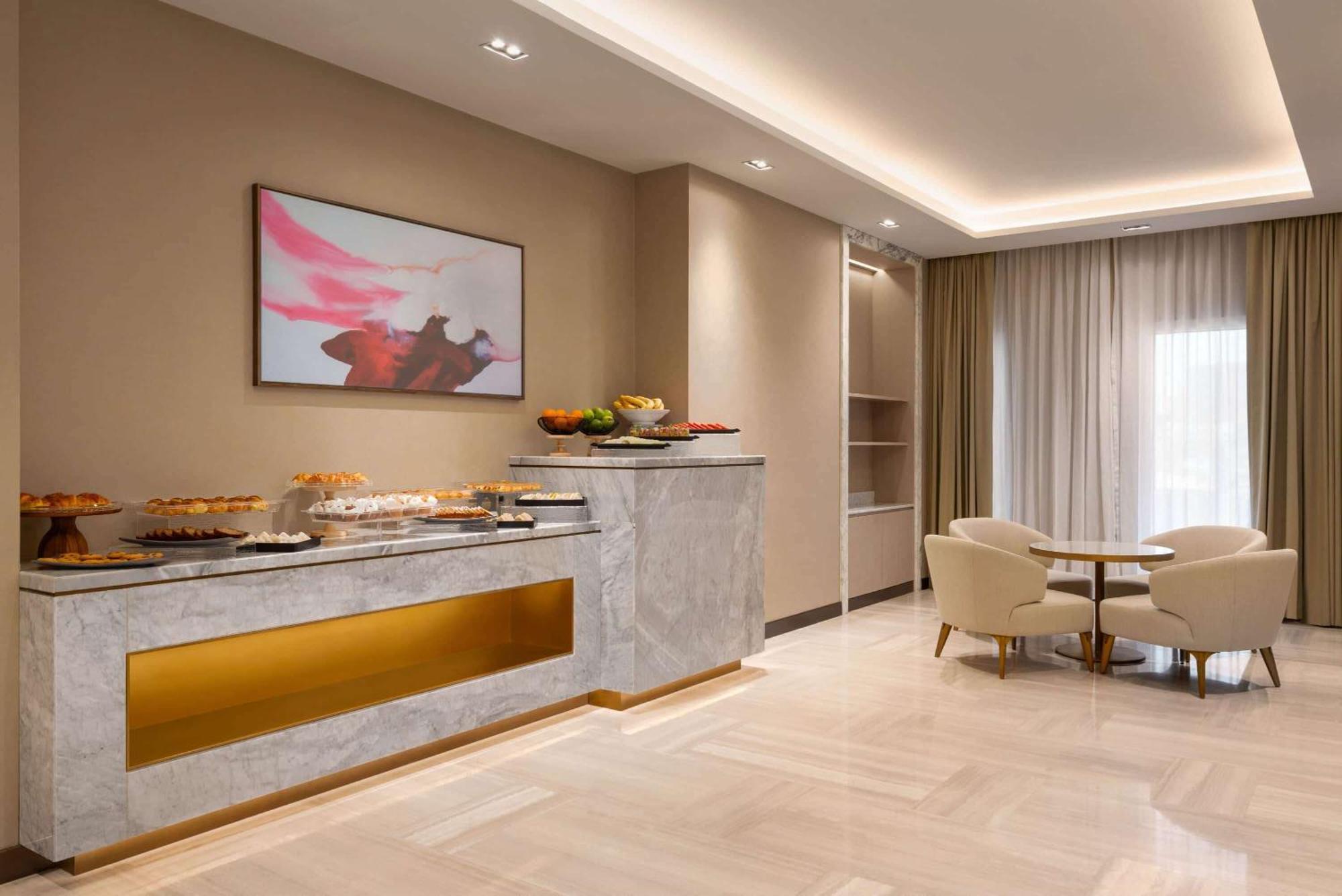 Ramada By Wyndham Riyadh King Fahd Road Kültér fotó The lounge at the airport