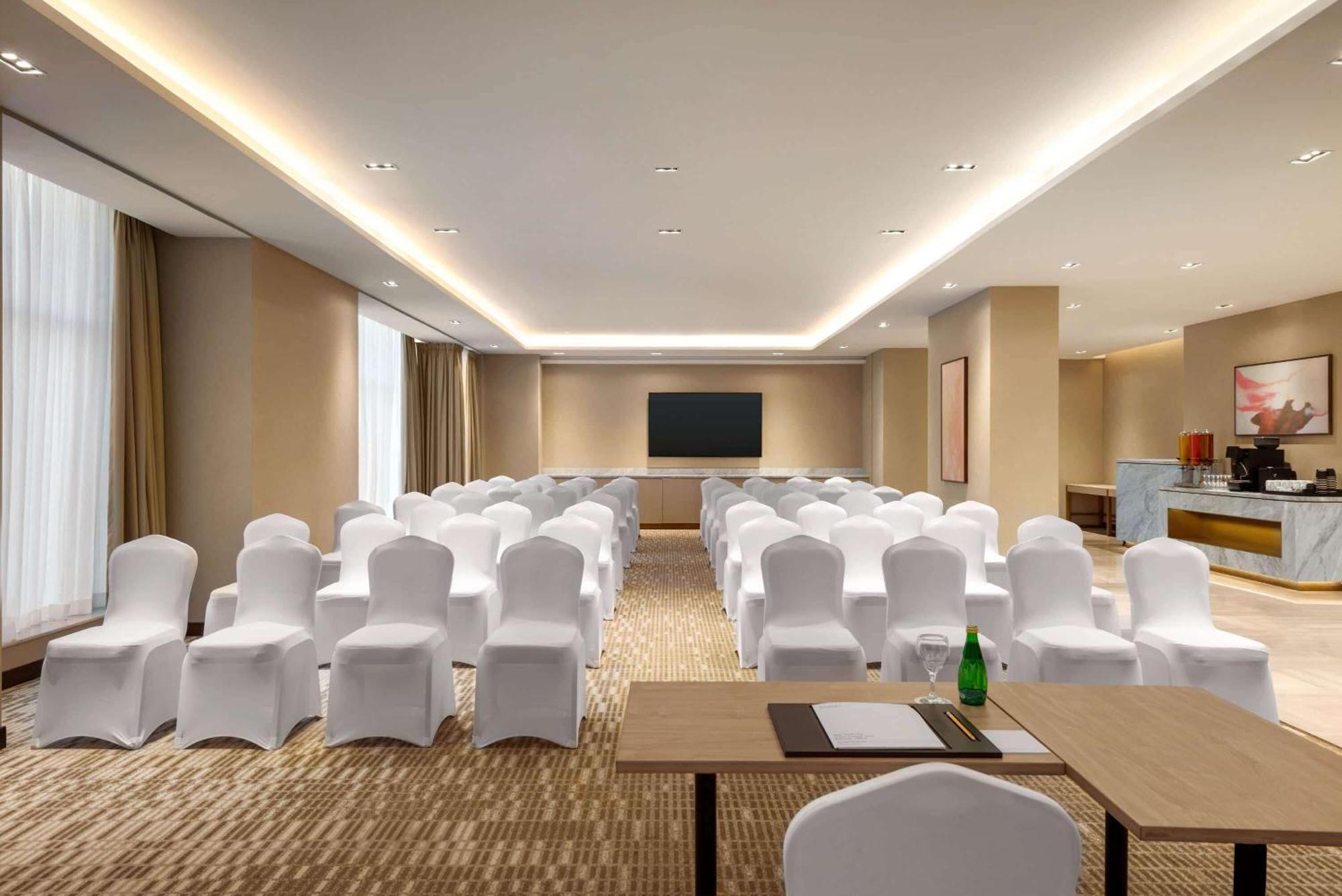 Ramada By Wyndham Riyadh King Fahd Road Kültér fotó Meeting room
